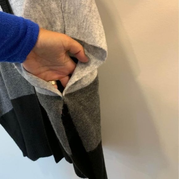 - RICKIS womans cape sweater. Colourblock gray/black. Buckle detail. Hood… - Picture 9 of 10